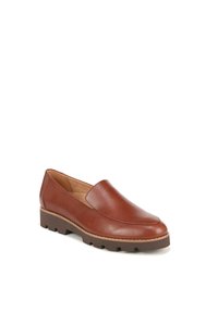 Scarpa in pelle marrone con punta arrotondata, tacco di gomma basso e delicati dettagli di cucitura lungo il bordo. Finitura liscia e lucida.