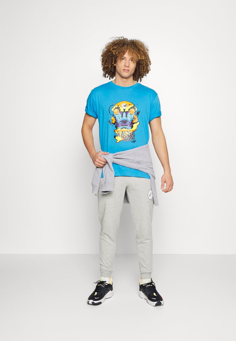 Herren Trainingsanzüge | New Balance HOOPS ESSENTIAL PANT Jogginghose grey/grau - RP15920 Herren Trainingsanzüge | New Balance HOOPS ESSENTIAL PANT Jogginghose grey/grau - RP15920