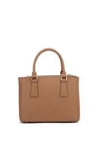 Borsa a mano in pelle sintetica color testa di moro con forma strutturata, doppi manici corti, chiusura con zip e corpo rettangolare piatto.