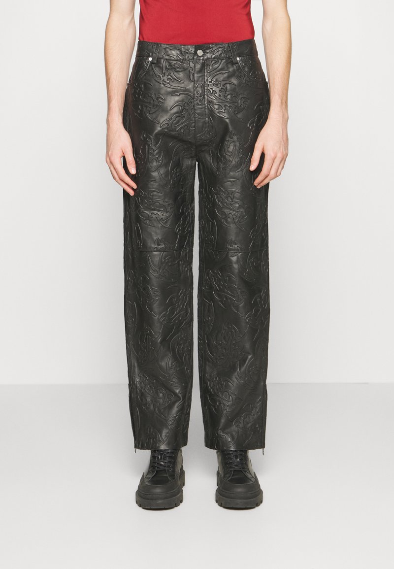 Han Kjøbenhavn EMBOSSED TRIBAL - Δερμάτινο παντελόνι - black