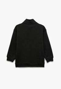Zwarte sweatshirt met een hoge kraag, lange mouwen, geribbelde manchetten en een zachte textuur. Eenvoudig ontwerp zonder zichtbare patronen of accenten.