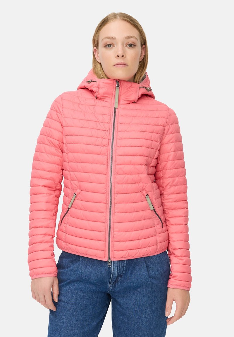 Rosa gesteppte Jacke mit Kapuze, ausgestattet mit einem Reißverschluss und seitlichen Taschen, aus leichtem, glattem Material. Das Muster ist vertikal gesteppt.