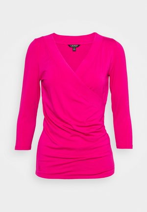 Fuchsiafarbenes Langarmshirt mit Wickeldesign und gerafftem Seitendetail, gefertigt aus glattem Stoff. Verfügt über einen weiten V-Ausschnitt und körpernahe Ärmel.