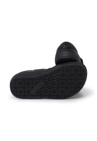Zwarte rubberen schoen met een gestructureerde zool met diamantpatronen. Gladde bovenkant met een ronde neus en strapdetail. Onderkant zichtbaar.
