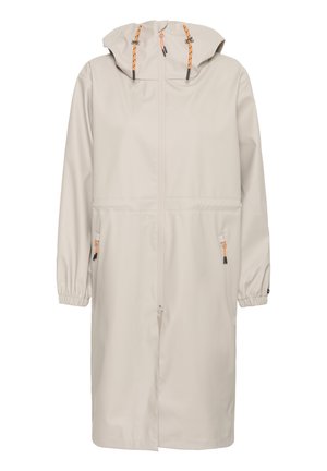 Lang beige regnjakke med hette, frontglidelås, oransje snorer, elastiske mansjetter og glidelåslommer på sidene.