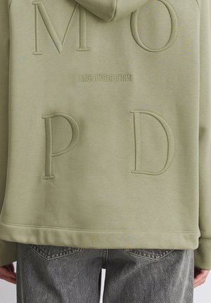 Sweat à capuche vert olive avec des lettres en relief "M O P D" et "MARC O'POLO DENIM." Contient une poche kangourou et un ourlet côtelé.
