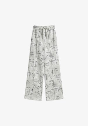 Pantalones de pierna ancha en gris claro, hechos de una tela suave, con texto negro disperso y patrones gráficos por toda la prenda, con una cintura elástica y cordón.