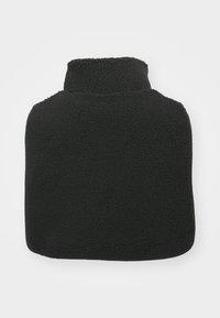 Chauffe-nuque en polaire noire avec un col haut, présentant une surface douce et texturée ainsi qu'un bord inférieur arrondi pour un ajustement confortable.