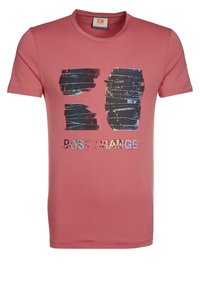 Růžové bavlněné tričko s krátkým rukávem a kulatým výstřihem. Obsahuje grafický potisk v černé barvě s metalickými akcenty a textem "BOSS ORANGE."