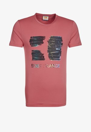 Camiseta de algodón rosa con mangas cortas y cuello redondo. Presenta un estampado gráfico en negro con acentos metálicos y el texto "BOSS ORANGE."