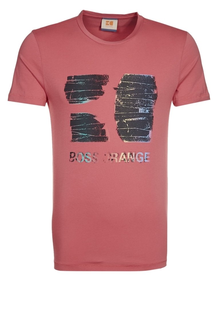 Růžové bavlněné tričko s krátkým rukávem a kulatým výstřihem. Obsahuje grafický potisk v černé barvě s metalickými akcenty a textem "BOSS ORANGE."