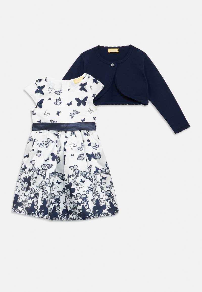 Tengerészkék kardigán lekerekített gallérral és gombos záródással. Fehér ruha tengerészkék pillangómintával és szatén derékpánttal.