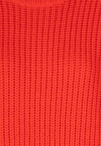 Strickpullover in leuchtendem Orange, mit einem strukturierten Rippmuster und einem runden Ausschnitt, aus einem weichen, elastischen Material.