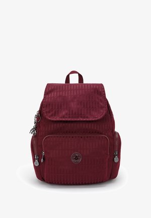 Bordeaux backpack met een gestructureerd oppervlak, flapafsluiting, voorzak met rits en logo-detail. Voorzien van verstelbare bandjes en een handvat aan de bovenkant.