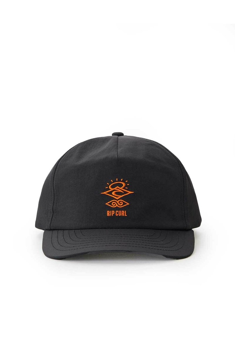 Zwarte baseballpet met een gebogen rand. Heeft een oranje geborduurd logo en de tekst "RIP CURL" aan de voorkant. Gemaakt van stof.