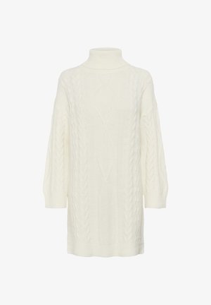 Suéter blanco de punto grande con cuello alto, que presenta patrones de trenzado y mangas de tres cuartos. Textura suave.