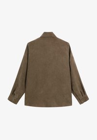 Chemise en daim marron avec un col, des manches longues et des poignets boutonnés. Texture lisse et coupe décontractée pour le port quotidien.