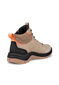 Stivale da trekking beige con colletto imbottito, inserti in rete, dettagli neri e arancioni, e suola spessa e testurizzata per una migliore aderenza.