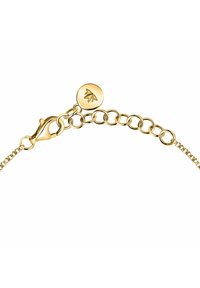 Bracciale a catena in tono oro con chiusura a moschettone e un ciondolo circolare con design a foglia, che mostra una texture liscia e segmenti di catena collegati.