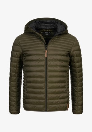 Zöld steppelt dzseki cipzáros záródással, kapucnival és bordázott mandzsettákkal. Barna bőr kiegészítők és fekete belső bélés jellemzi.