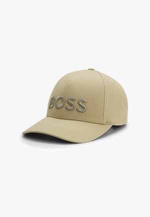 Beige Mütze mit einer gebogenen Krempe und dem gestickten "BOSS"-Logo in Grau. Der Stoff hat eine glatte Textur und ein strukturiertes Design für einen angepasst sitzenden Look.