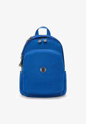 Mochila de nylon azul con forma redondeada, bolsillo frontal, cierre de doble cremallera y insignia con logo. Cuenta con correas ajustables y bolsillos laterales.