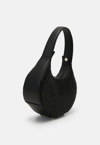 Borsa nera con una texture intrecciata, accenti in pelle liscia, forma curvata e una sola tracolla. Dettagli in hardware dorato inclusi.