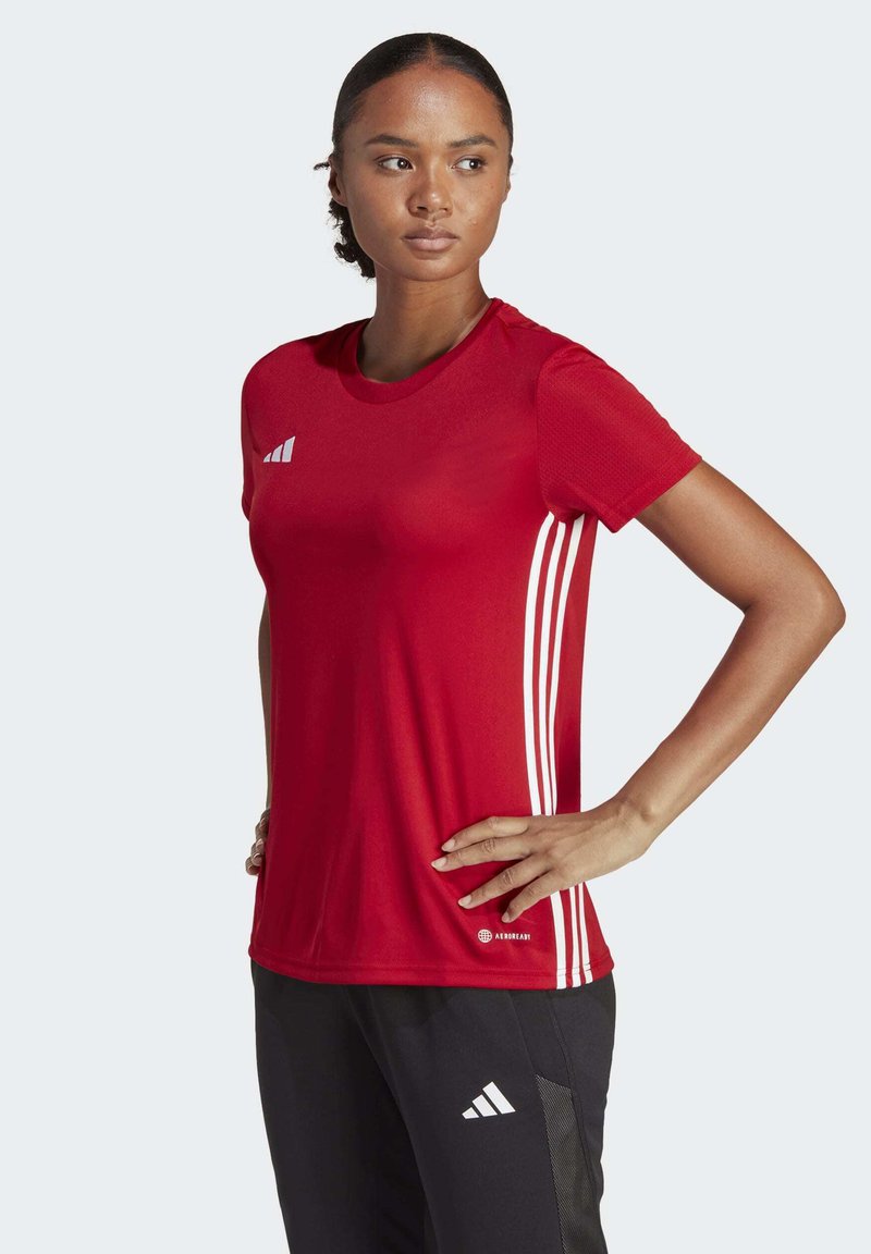 Rode sportieve shirt met korte mouwen, drie witte strepen aan elke kant, ronde halslijn en een gladde textuur. Logo weergegeven op de borst.