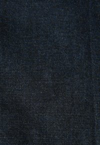 Strukturierter dunkelblauer Stoff mit einem subtilen Muster, das ein gewebtes Design zeigt, geeignet für Kleidung oder Polsterung.