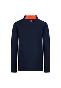 Maglietta a maniche lunghe blu navy con colletto alto, accento arancione nella parte posteriore del collo, texture liscia e forma aderente.