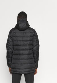 Černá izolovaná puffer bunda s kapucí, s prošívaným designem, dlouhými rukávy a mírně prodlouženým lemem. Hladká, lesklá textura.