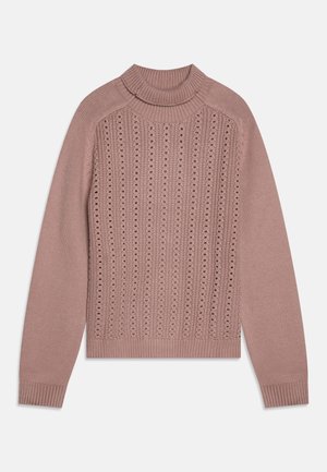 Lyserød strikket sweater med høj krave, prydet med lodrette mønstre og strukturstrik ved kanterne og ærmerne.