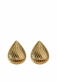 Pendientes en forma de lágrima con tono dorado y textura estriada, que cuentan con un acabado brillante y una curva suave hacia la punta, diseñados para orejas perforadas.