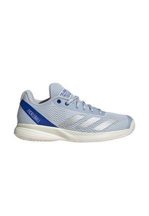 Svijetloplave mrežaste atletske cipele s bijelim potplatom, srebrnim trakama sa strane, plavim akcentom na peti na kojem piše "PICKLEBALL" i vezanjem.