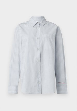 Hellblaues, langärmliges Hemd mit Knopfleiste, dünnen vertikalen orangen Streifen und Brusttasche, präsentiert vor weißem Hintergrund.