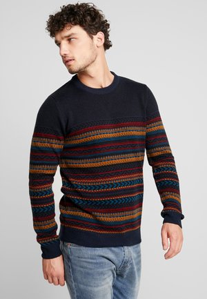 Marineblauwe trui met een meerkleurig streeppatroon in rood, oranje, blauw en groen, met een textuurdesign en geribbelde manchetten.