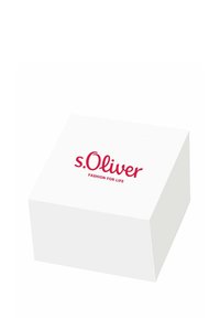 Weißer Karton mit flachem Deckel. Roter Text auf der Vorderseite lautet "s.Oliver FASHION FOR LIFE." Keine zusätzlichen Muster oder Texturen sichtbar.