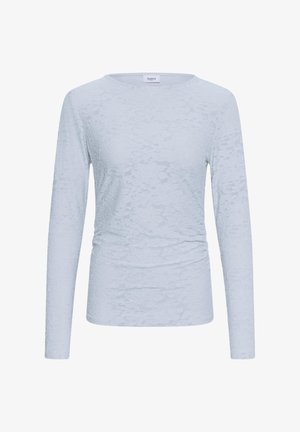 Svetlo modra dolgoročna majica z rahlo teksturo, subtilnim cvetličnim vzorcem in rahlim nabiranjem v pasu, z okroglim izrezom in oznako Saint znotraj ovratnika.