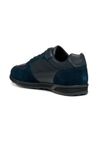 Scarpe da ginnastica blu navy caratterizzate da una combinazione di pelle liscia e suede, con una suola testurizzata e dettagli di cucitura accentuati.