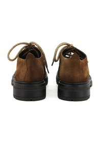 Scarpe in suede marrone con finitura testurizzata, design arrotondato e suole in gomma nera. Presentano lacci di un colore marrone abbinato.