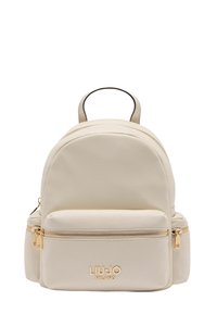 Cremfarbener Leder-Rucksack mit runder Form, goldfarbenen Hardware-Details und einer vorderen Reißverschlusstasche. Verfügt über einen oberen Tragegriff und verstellbare Riemen.