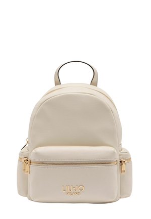 Cremfarbener Leder-Rucksack mit runder Form, goldfarbenen Hardware-Details und einer vorderen Reißverschlusstasche. Verfügt über einen oberen Tragegriff und verstellbare Riemen.