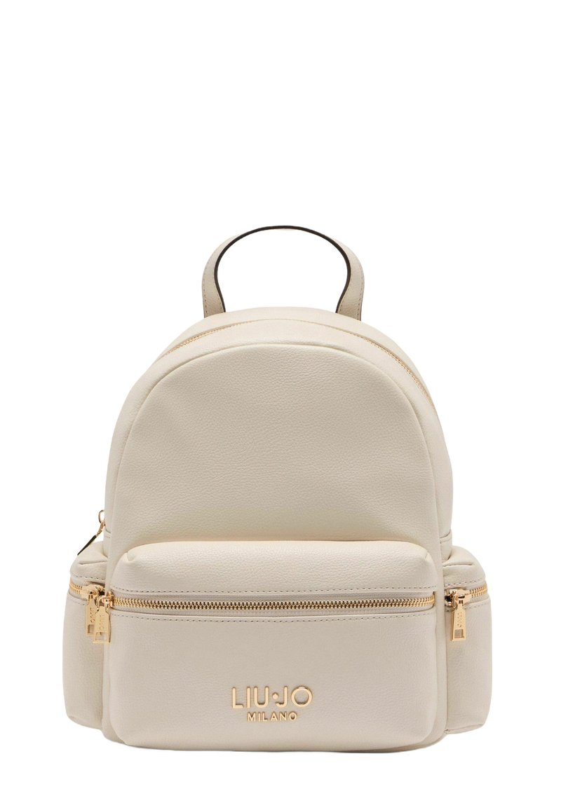 Cremfarbener Leder-Rucksack mit runder Form, goldfarbenen Hardware-Details und einer vorderen Reißverschlusstasche. Verfügt über einen oberen Tragegriff und verstellbare Riemen.