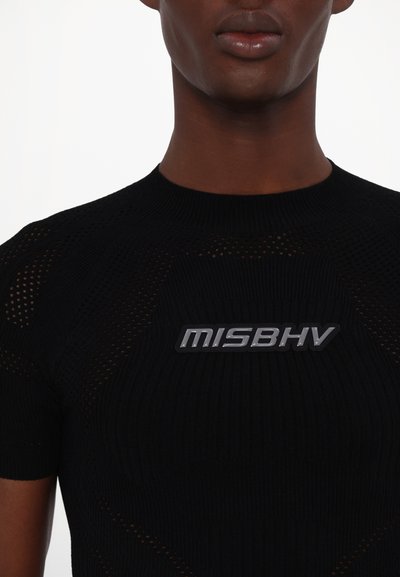 Sort strik T-shirt med en tætsiddende pasform, korte ærmer og et struktureret mønster. Inkluderer et sølvfarvet "MISBHV" logo på brystet.
