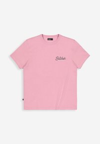 Lichtroze T-shirt met korte mouwen, ronde halslijn en klein 'Butcher Quality Clothing Co' logo op de bovenste linkerborst.