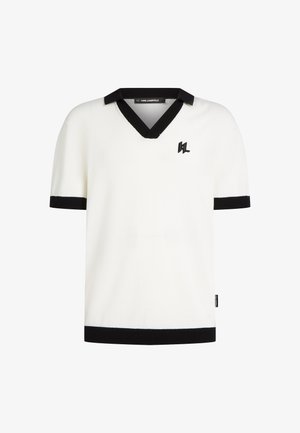 Polo blanc en tricot à manches courtes avec un col en V noir et des poignets noirs. Présente un petit logo noir sur la poitrine.