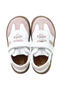 Zapatillas infantiles blancas y rosa claro con diseño de ante y cuero, cierre de velcro y suelas de goma texturizadas. Forma de puntera redondeada.