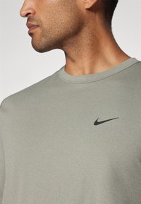Nike Performance HYVERSE - T-skjorte til trening - dark stucco/black