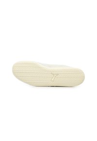 Lysfarvet sneakersål med tekstureret gummi, der har et fiskebensmønster og et lille logo i midten. Rent og minimalistisk design.