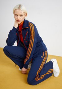adidas Originals MONTREAL  - Spodnji deli trenirk - night indigo